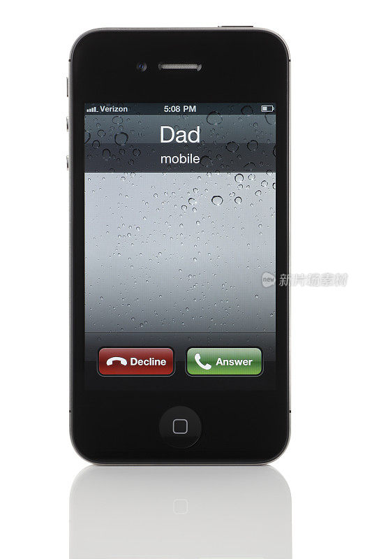 老爸用苹果iPhone 4打电话